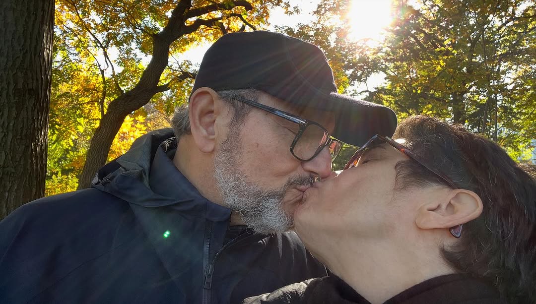 Sandra Annenberg e Ernesto Paglia se beijando. Foto: Reprodução Instagram - 9.4.2025