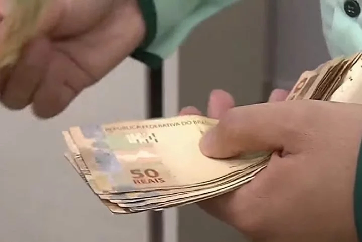 A criança deve aprender a valorizar o esforço da família na hora de abastecer a casa e presentear os filhos. O primeiro passo é explicar de forma simples e direta o que é o dinheiro. Ressaltando que, para ganhá-lo,  é preciso trabalhar para que o rendimento seja fruto de honestidade.  Reprodução: Flipar