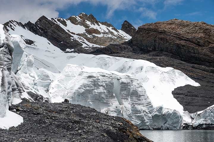 O Nevado Pastoruri é uma destas joias que serão perdidas com o tempo. Infelizmente, as mudanças climáticas têm impactado a região drasticamente, causando o derretimento da maioria dos glaciais e de parte das montanhas nevadas da Cordilheira Branca. Reprodução: Flipar