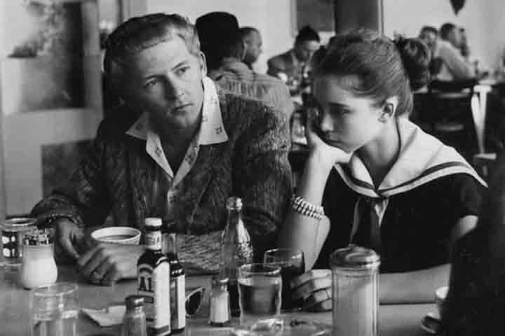 O escândalo foi devastador: contratos foram rescindidos, shows cancelados e sua reputação pública despencou. Ainda assim, Jerry Lee nunca desistiu.
 Reprodução: Flipar