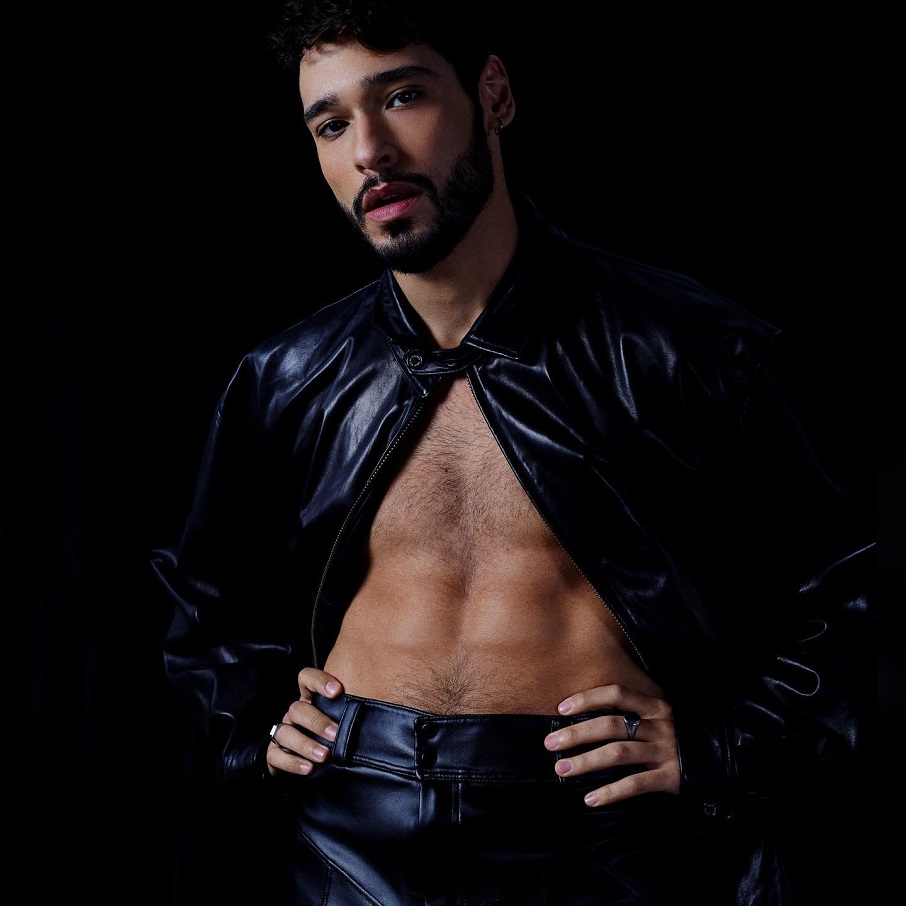 O ator Bruno Fagundes afirma que se revelar uma pessoa LGBT+ para os pais só estreitos os laços na família.. Foto: Italo Gaspar (Reprodução/Instagram 09.02.2023)