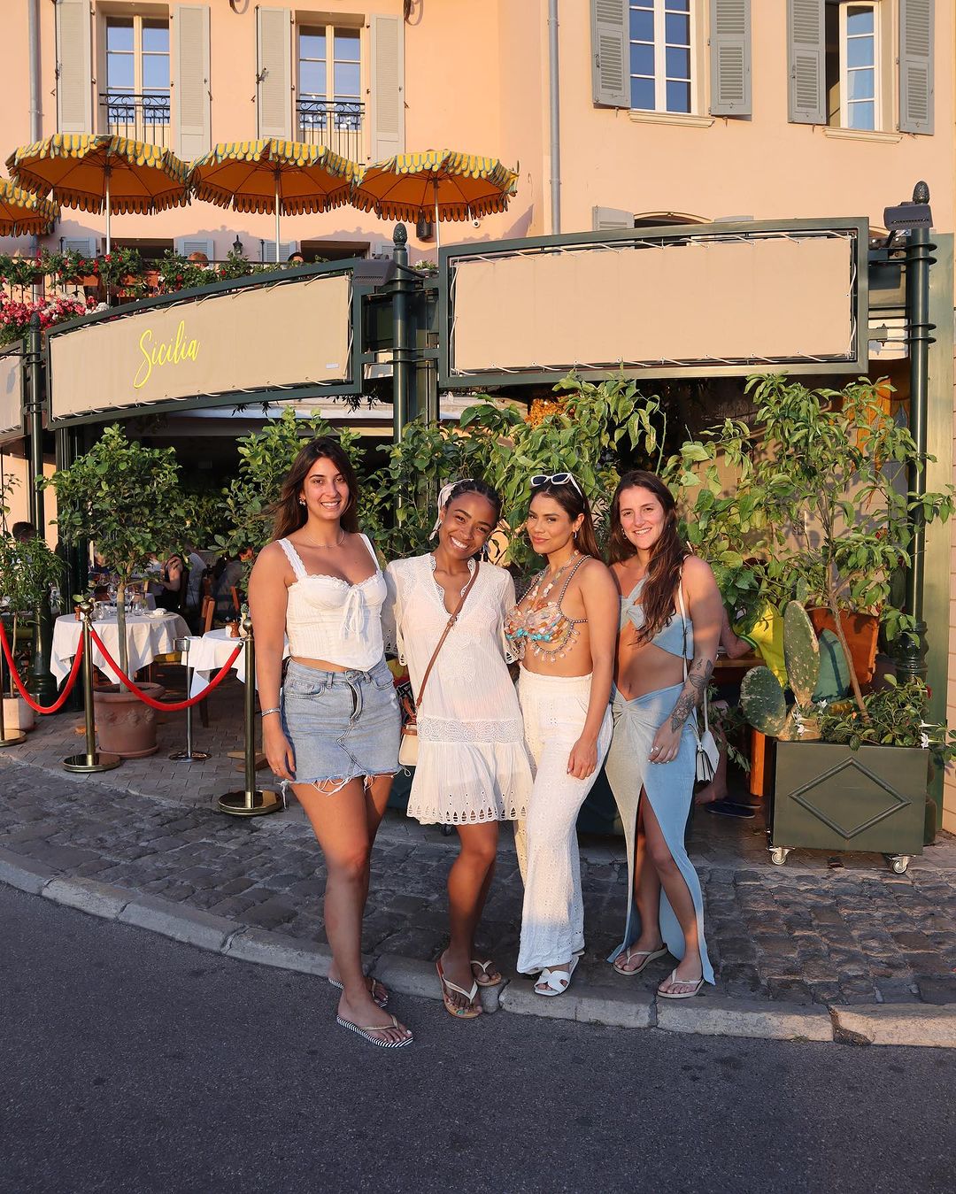 Anitta, Lexa, Bruna Griphao e amigas em Ibiza Reprodução/Instagram