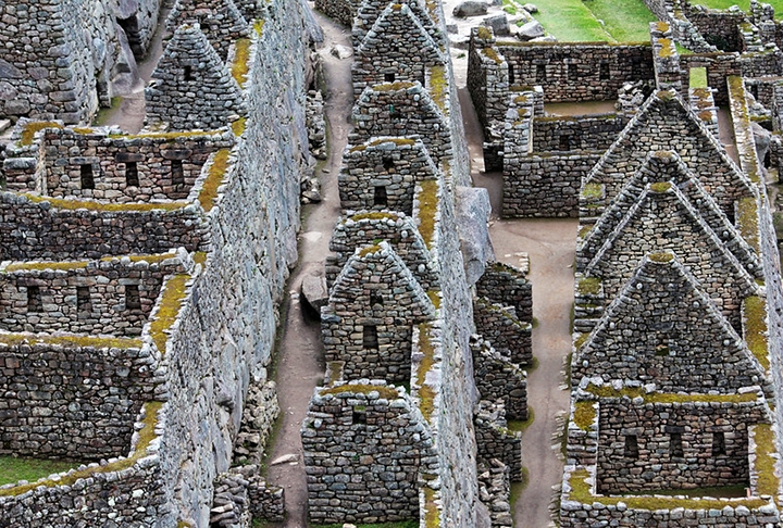 As construções com pedras ainda geram questionamentos e mostram as habilidades do povo inca, considerado o mais avançado de todo o continente americano. O transporte das pedras até locais de elevada altitude e em meio à mata densa, além do encaixe perfeito e do sistema de irrigação e distribuição de água, são temas de pesquisas. Reprodução: Flipar