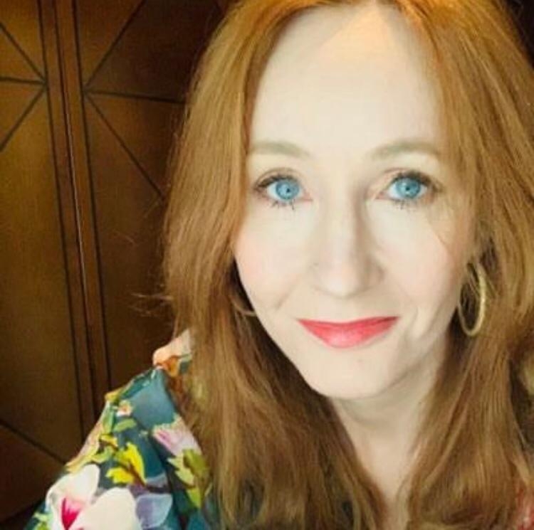 Em junho de 2020, J. K. Rowling também causou polêmica ao zombar de um artigo que utilizava a expressão “pessoas que menstruam”. Segundo Rowling, bastava dizer “mulheres”. A escritora foi duramente criticada e acusada de transfobia.