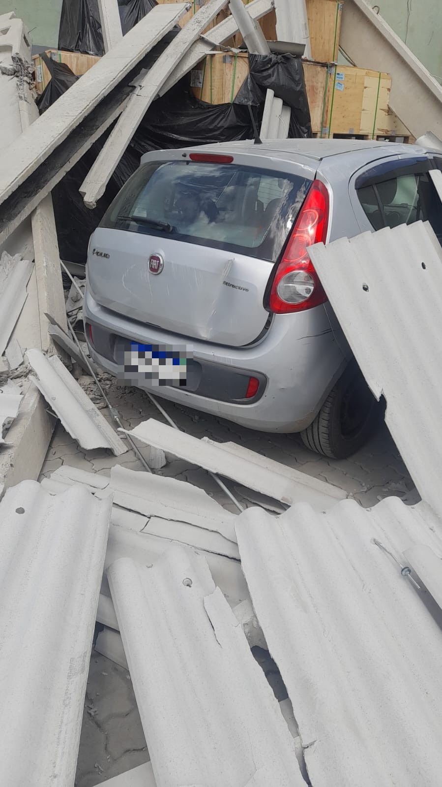 Um carro foi atingido com a queda. Foto: Divulgação/Defesa Civil de SP