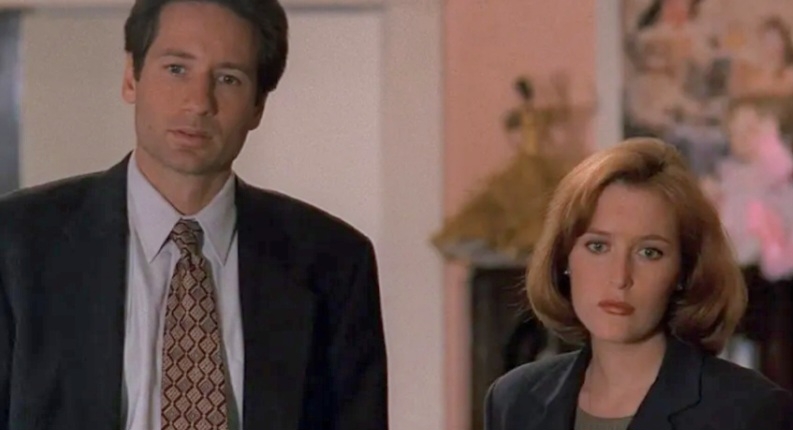 O episódio 13 (Irresistible), ainda da segunda temporada, é um dos mais assustadores da série. Nele, Mulder e Scully investigam um fetichista Donnie Pfaster (Nick Chinlund) que sequestra e mata mulheres. Reprodução: Flipar