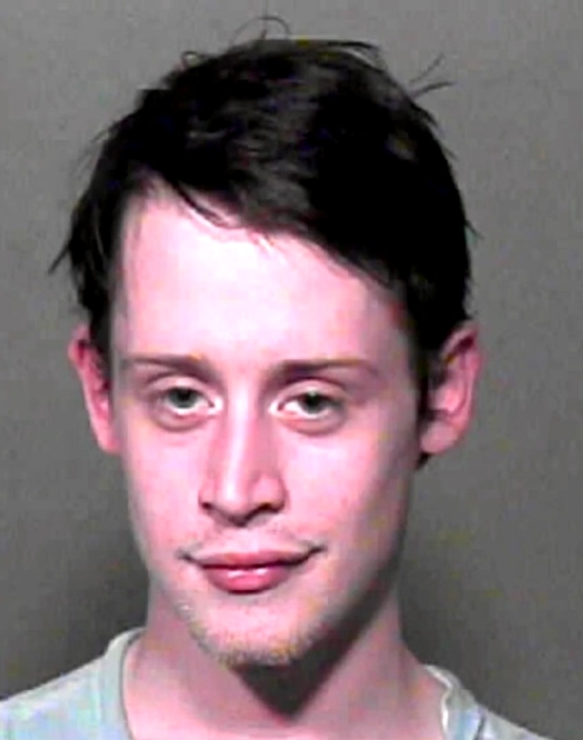 O período também foi marcado por controvérsias. Em 2004, Culkin foi detido em Oklahoma por posse de maconha e de duas substâncias controladas sem prescrição. Ele pagou fiança e mais tarde recebeu pena com condições.
 Reprodução: Flipar