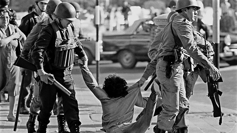 Militares e o povo durante manifestação. Foto: Reprodução: Arquivo Nacional