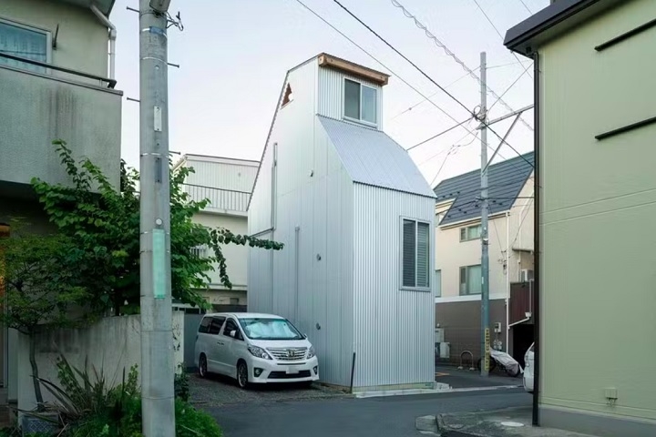 Uma casa construída em Nakano, na região metropolitana de Tóquio, é a prova de como é possível aproveitar bem espaços pequenos nas cidades grandes. Reprodução: Flipar