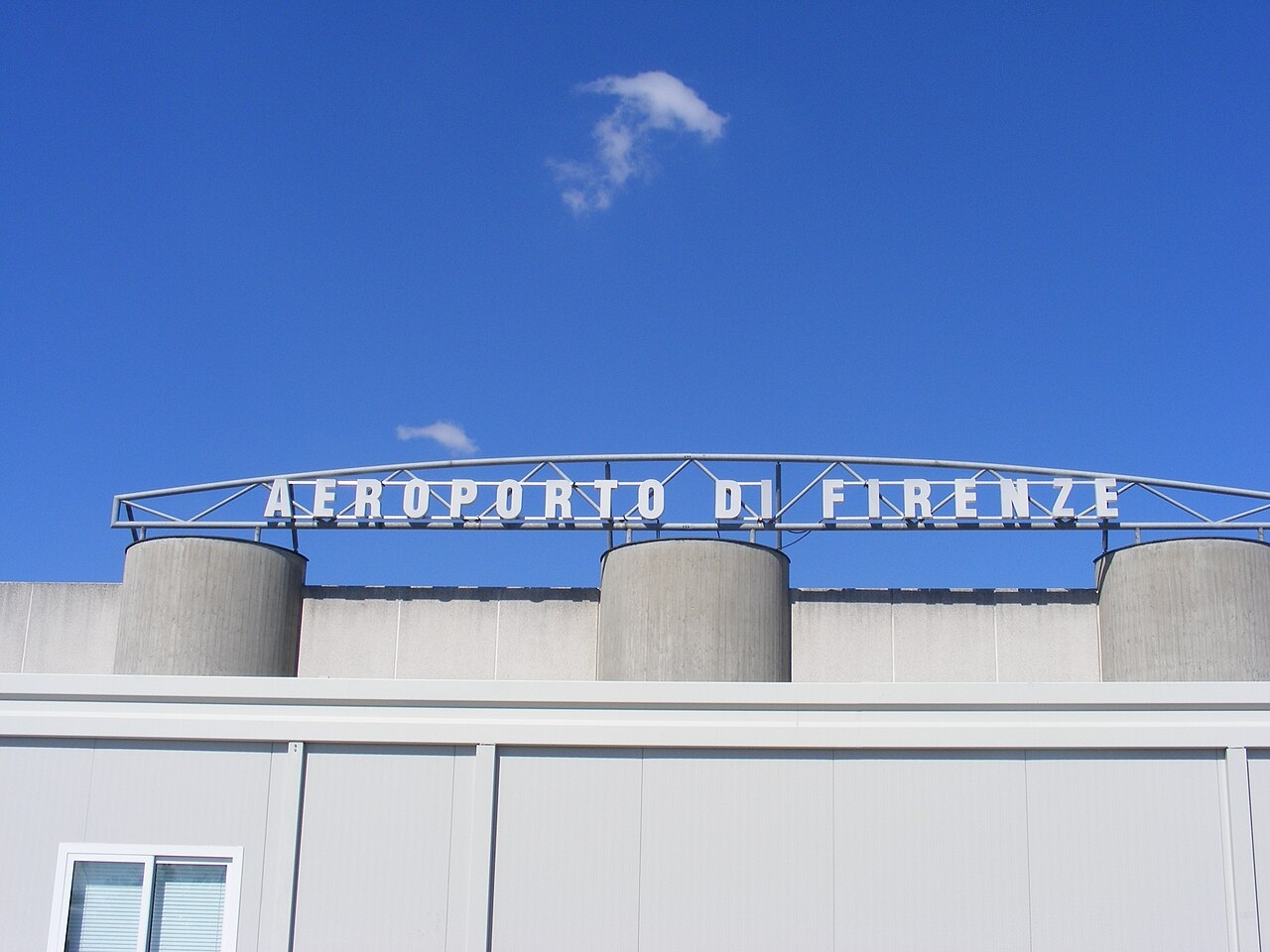 O escritório de arquitetura Rafael Viñoly Architects comandará uma extensa reforma no aeroporto da capital da Toscana.  Reprodução: Flipar