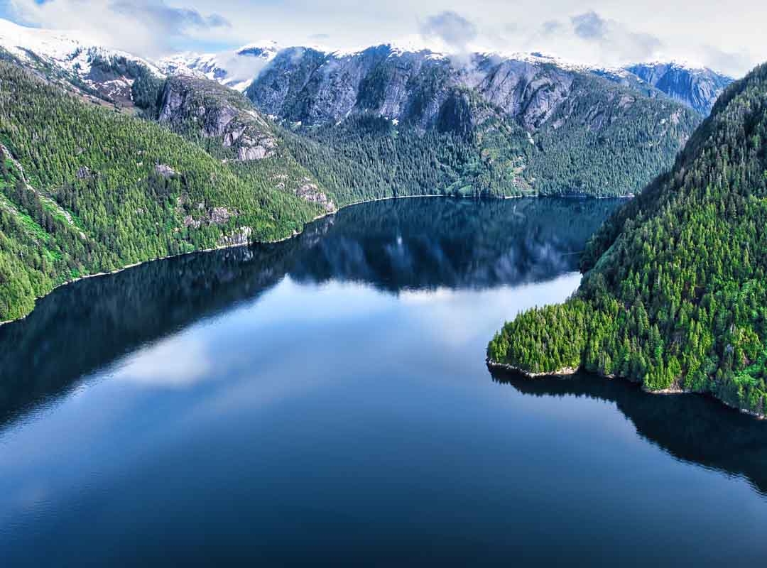 Fiorde Misty - Alasca (EUA) - Fica no extremo sudeste do Alasca, 64 km a leste de Ketchikan. Faz parte da parte da Floresta de Tongass e é um monumento nacional do país. As geleiras Soule e Through cobrem altos planaltos e vales nas montanhas Lincoln e Seward, onde um pico tem 1.900m de altitude. Reprodução: Flipar