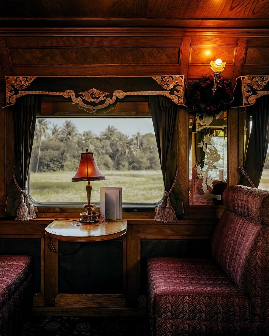 Interior do trem de luxo The Eastern & Oriental Express, da Belmond, que faz itinerário no Sudeste Asiático. Foto: Reprodução/Instagram 26.07.2023