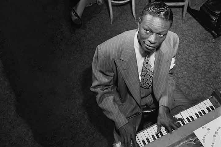Nat King Cole - Nascido em Montgmorey, no Alabama, começou a carreira musical como pianista com um estilo próprio, de toque mais suave que influenciou nomes importantes do instrumento, como Oscar Peterson e Diana Krall. 
 Reprodução: Flipar