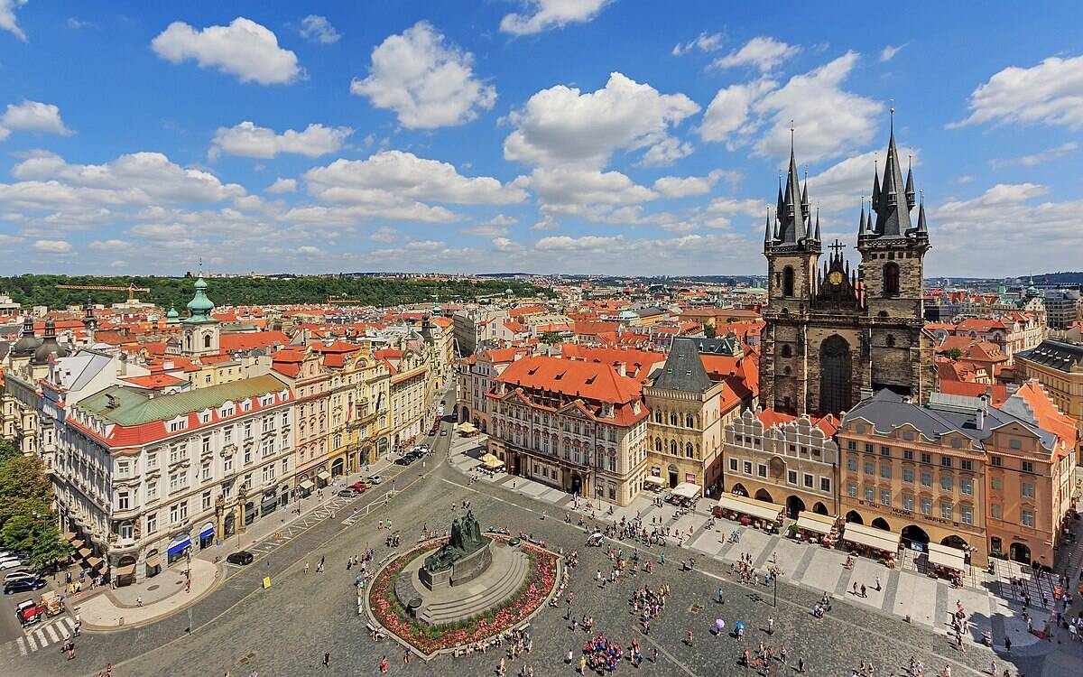 Praça da Cidade Antiga de Praga é fonte da estética gótica na cidade. Foto: Wikipedia/Reprodução