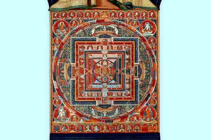No tantrismo, compõe-se de círculos e quadrados concêntricos (com um centro comum) formando uma imagem simbólica do mundo e que servem de instrumento para que as pessoas façam a  meditação.[ Reprodução: Flipar