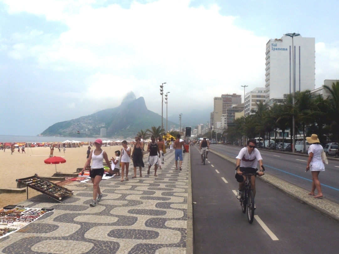 2) Praia de Ipanema (Rio de Janeiro, Brasil): Além da praia em si, o calçadão se tornou um símbolo do Rio de Janeiro , por ser um local de constante movimento, com pessoas caminhando, correndo, praticando esportes ou simplesmente apreciando a vista. Reprodução: Flipar