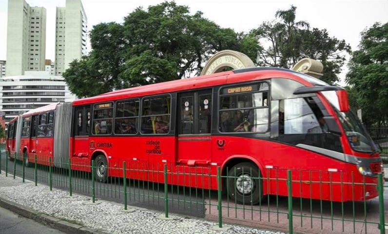 Em Curitiba, no Brasil, o sistema de ônibus BRT (Bus Rapid Transit) foi pioneiro e inspirou projetos em outras cidades globais.  Reprodução: Flipar