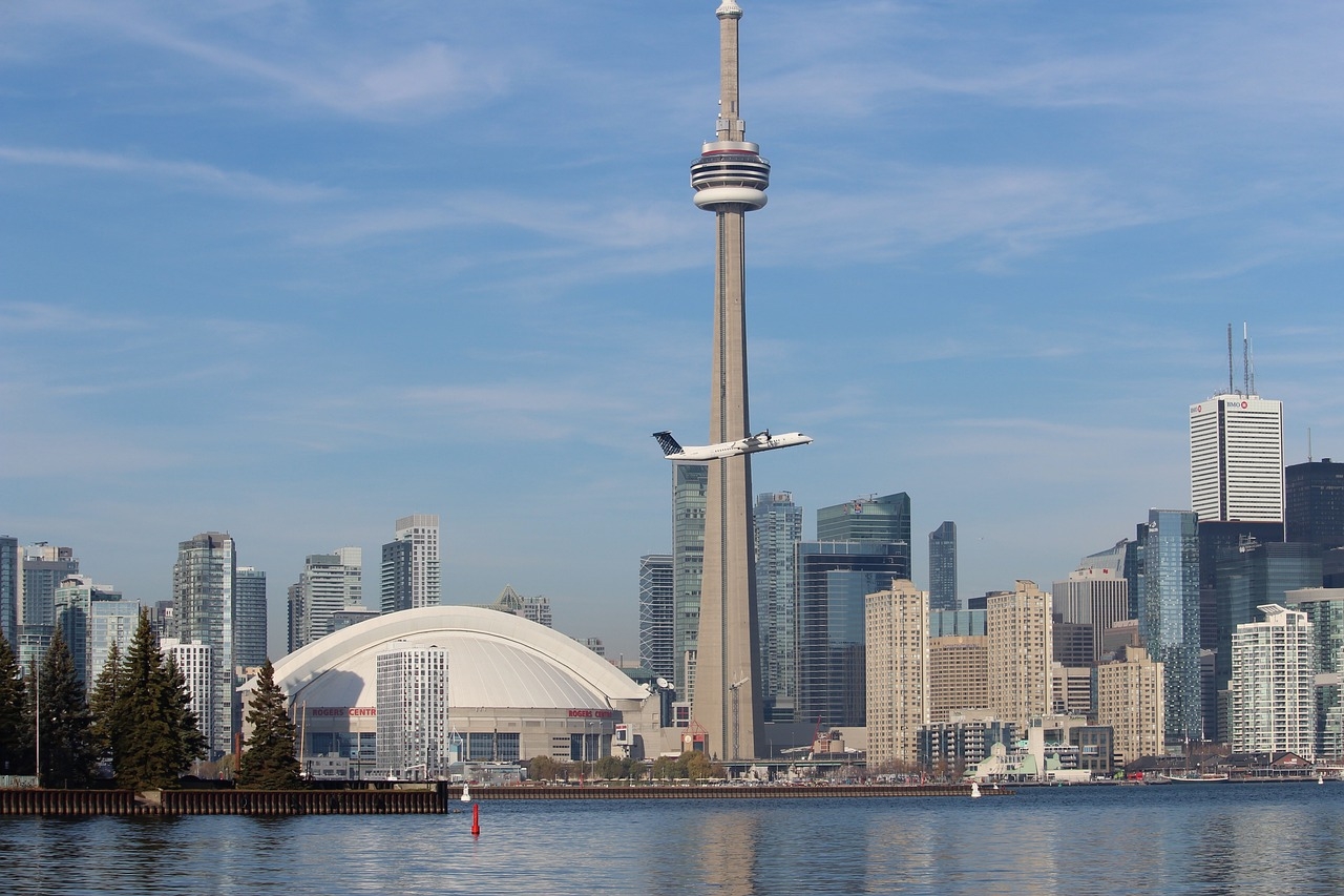 Canadá (América do Norte)- Com 9,98 milhões de km² e 38 milhões de habitantes, tem sua economia centrada em recursos naturais, incluindo madeira e minerais. A CN Tower, uma das estruturas mais altas do mundo, em Toronto, é notável , simbolizando a modernidade e grandiosidade do país. Reprodução: Flipar