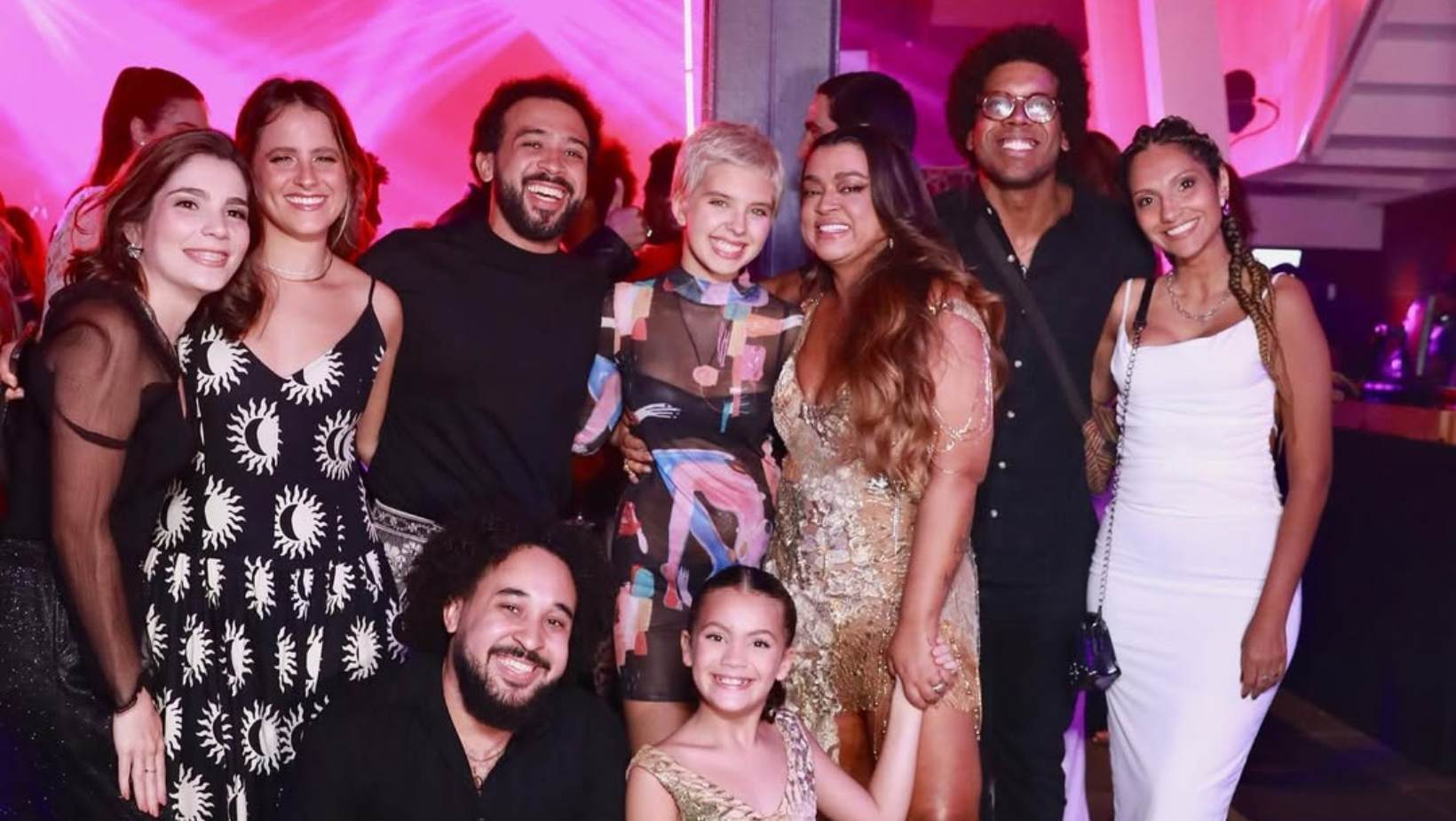 Preta Gil posa com convidados. Foto: Reprodução Instagram @PretaGil - 9.8.2024
