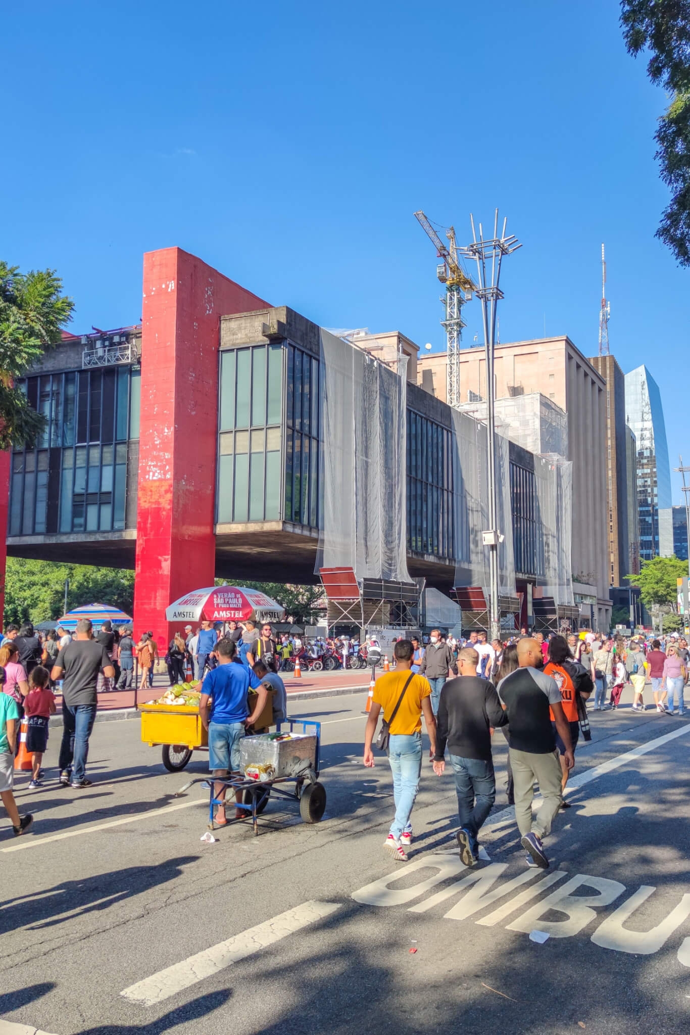 Gêmeos Geminianos são curiosos, comunicativos e gostam de explorar novidades. Para eles, sugere-se a cidade de São Paulo como destino ideal. Reprodução: EdiCase