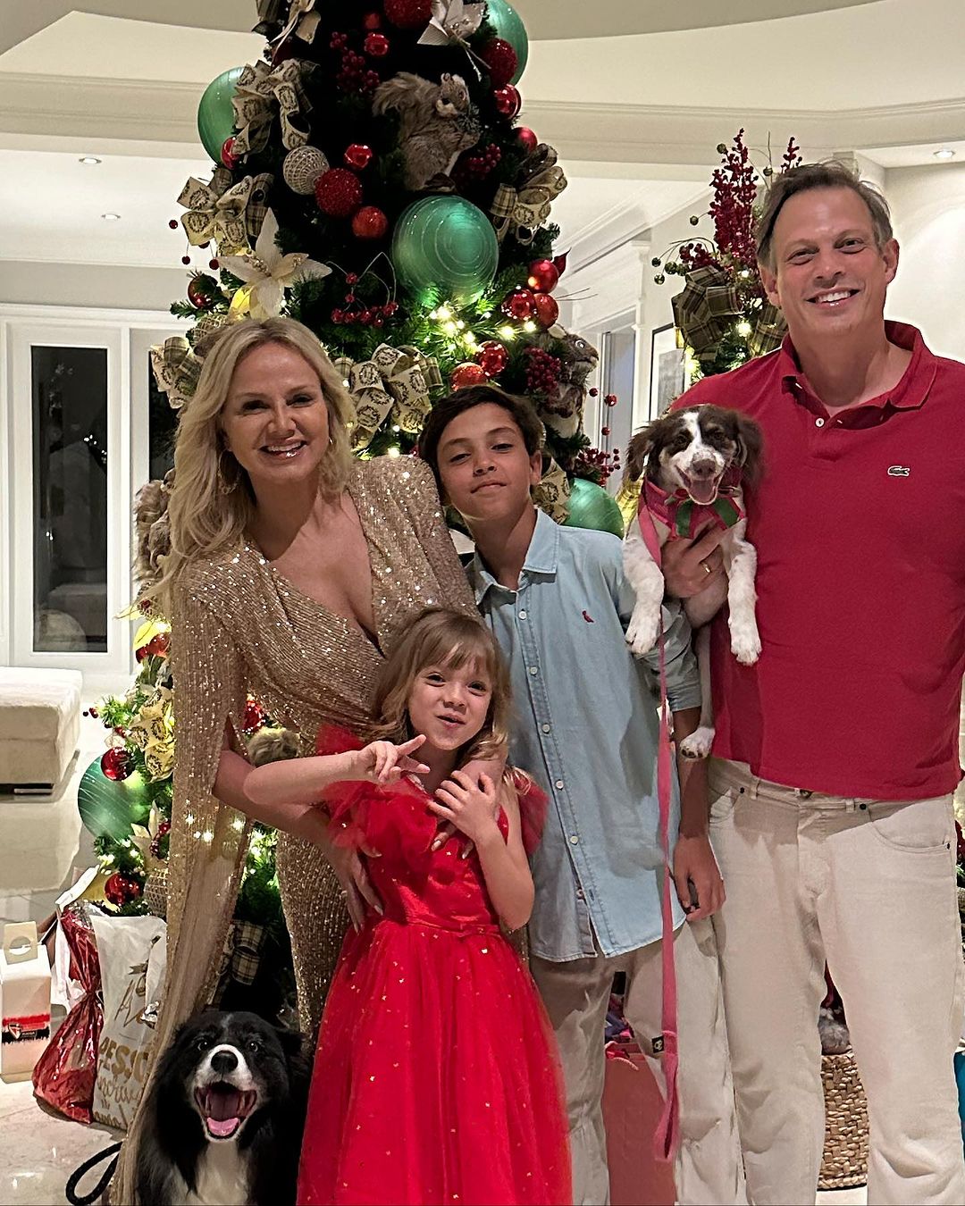 Eliana com o marido, Adriano Ricco, e os filhos, Arthur e Manuela no Natal de 2023 Reprodução/Instagram - 28.03.2024