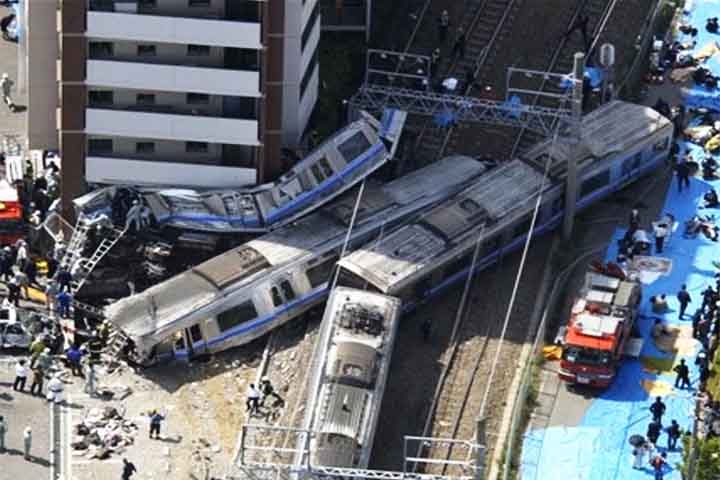 Desastre de Amagasaki (Japão, 2005): Um trem de passageiros descarrilou em uma curva e atingiu um prédio residencial, resultando em 107 mortos e mais de 560 feridos. Reprodução: Flipar
