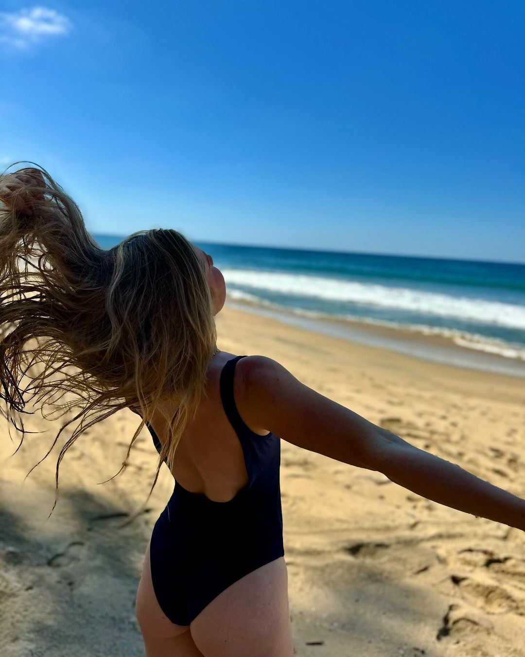 A Influenciadora aproveitando a praia em viagem ao México Instagram/@annemariehagerty