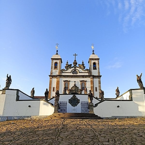 Mas é em Congonhas, distante pouco mais de 50 km de Ouro Preto, que está o conjunto do Santuário do Bom Jesus de Matosinhos, com as esculturas dos 12 Profetas e os Seis Passos da Paixão de Cristo. Ambos construídos pela oficina de Aleijadinho. Reprodução: Flipar