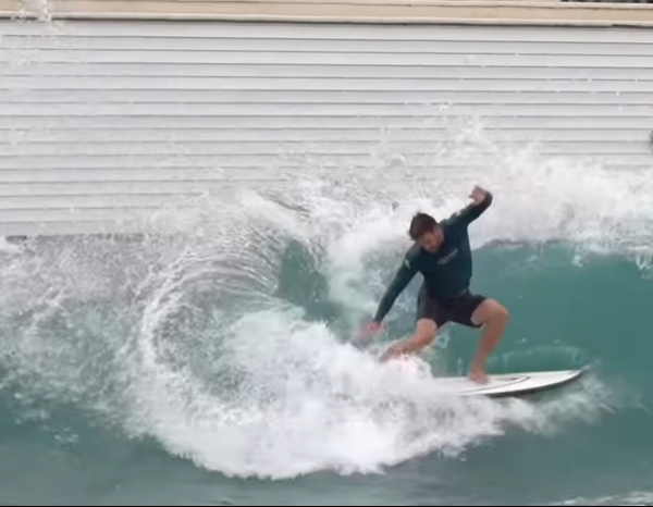 O australiano chegou a publicar nas redes sociais um vídeo mostrando sua experiência pegando ondas em Porto Feliz, uma cidade no interior de São Paulo. Reprodução: Flipar