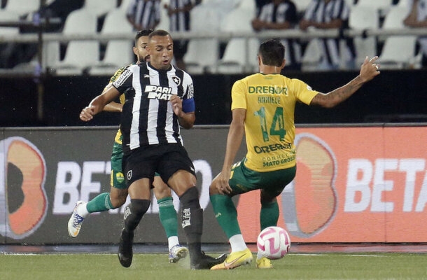 E o Botafogo conseguiu perder para o Cuiabá: 1 a 0, no Estádio Nilton Santos, pela rodada 30 do Campeonato Brasileiro. Era jogo para colocar as mãos na taça, mas... - Foto: Vitor Silva/Botafogo