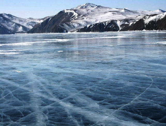  Lago Baikal (Rússia) - É o mais profundo e mais antigo lago de água doce do mundo. Fica congelado de janeiro a maio. No verão, a água proveniente do degelo das montanhas da Sibéria é tão clara que dá pra ver até 40 metros de profundidade. Não há sais minerais neste lago. 