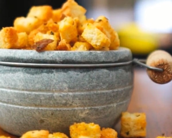 Os croutons são perfeitos para adicionar crocância a saladas ou sopas, aproveitando ao máximo as sobras de pão da sua casa. Reprodução: Flipar