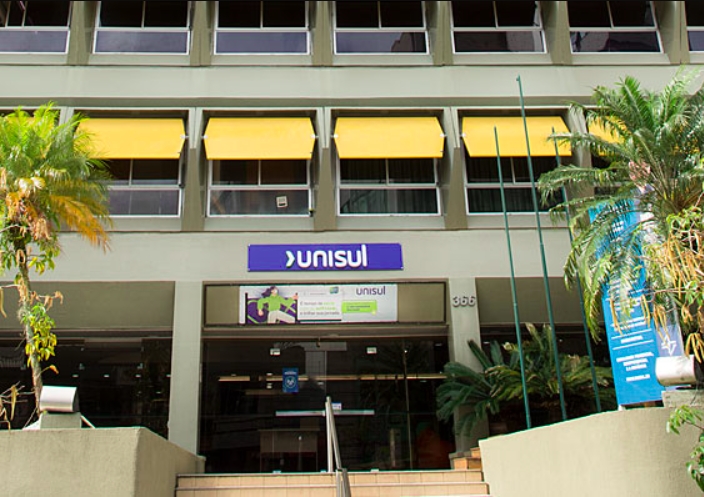 A UniSul divulgou uma nota lamentando o incidente e afirmou que “todos os elevadores da unidade possuem rotina de manutenção preventiva”.