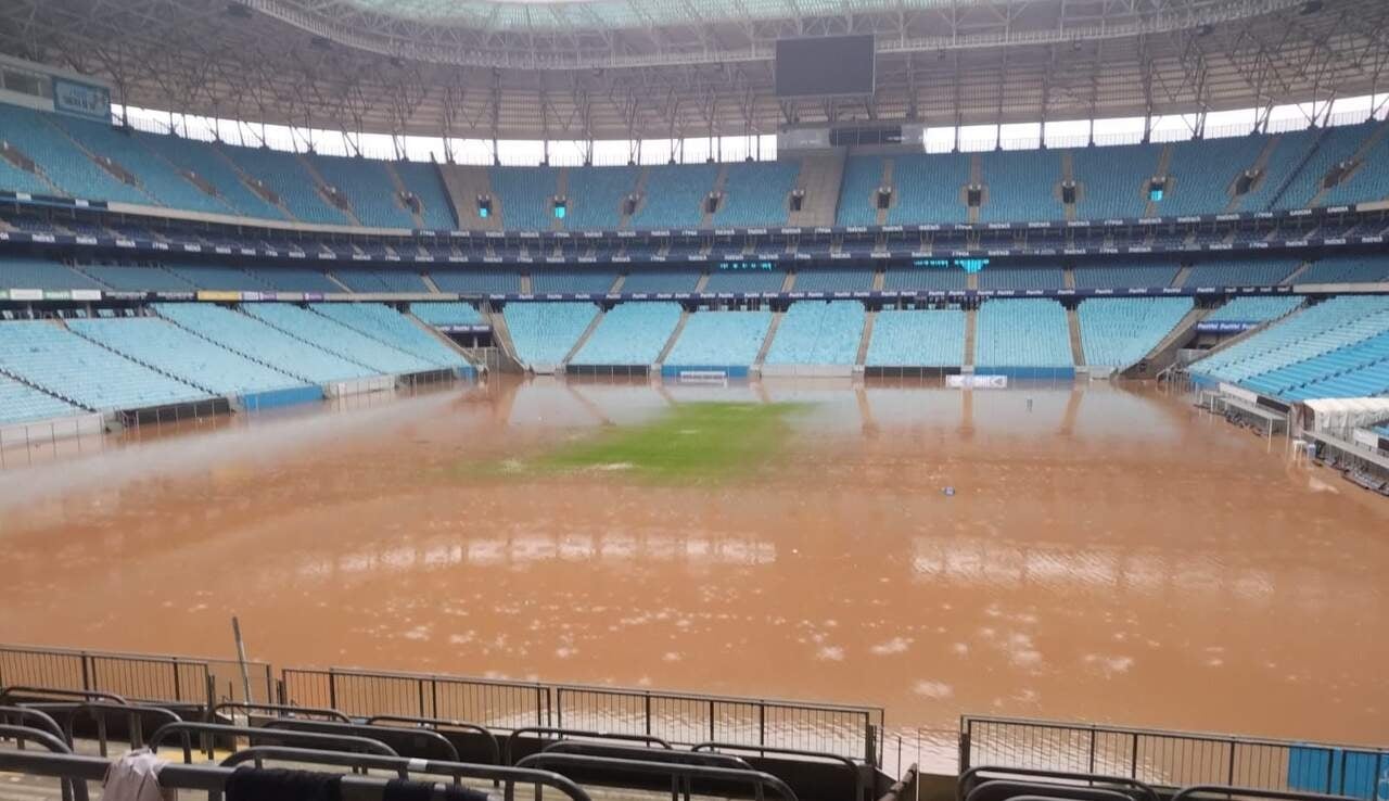 Arena do Grêmio alagada por conta das enchentes no Rio Grande do Sul  Foto: Reprodução / Radio GreNal
