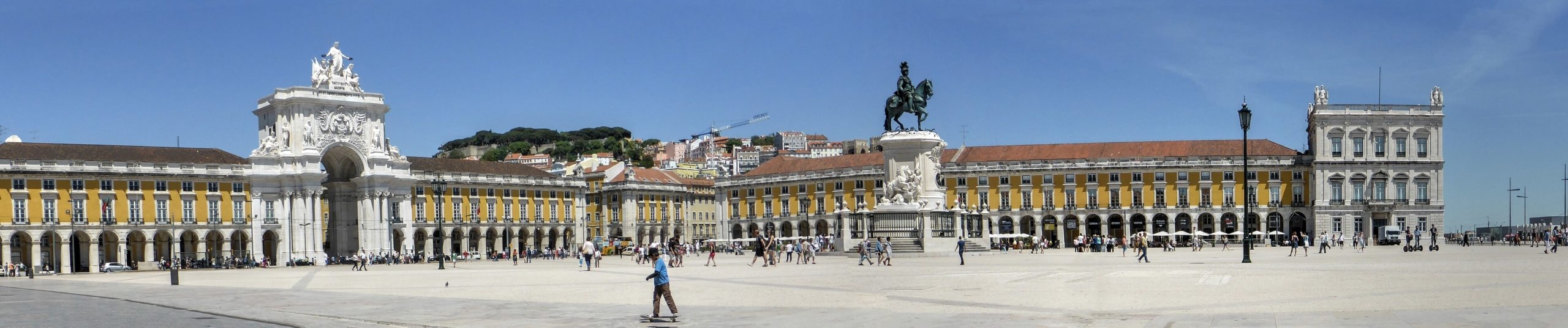 Praça do Comércio – Lisboa, Portugal - Reconstruída após o terremoto de 1755, possui um arco monumental e vista para o rio Tejo. Seu charme clássico e importância histórica fazem dela um dos cartões-postais de Lisboa. É um local movimentado e cheio de cultura. Reprodução: Flipar
