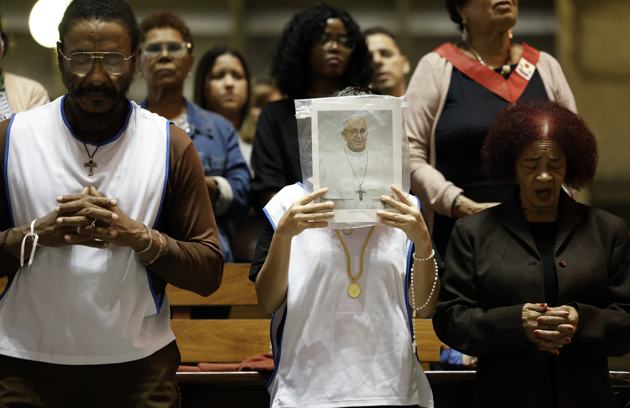 Pessoas rezam com e fazem homenagens ao Papa Francisco. Foto: Fernando Frazão/Agência Brasil