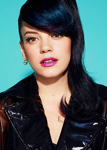 A cantora inglesa Lily Allen é um desses casos. Ela fez hipnoterapia para deixar de ter problemas de peso. As dietas não davam certo e Lily decidiu fazer hipnose para ter a sensação de saciedade com menor quantidade de alimentos. Mas aí também deixou de beber e de fumar com o tratamento.  Reprodução: Flipar