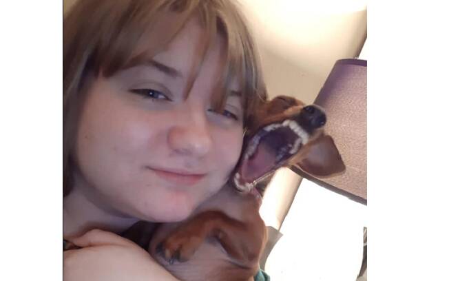 Lucy tentando tirar uma foto de perfil com sua cadela . Foto: Reprodução Facebook