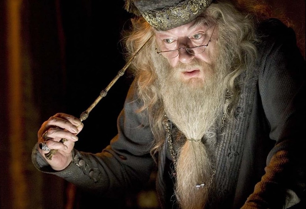Alvo Dumbledore (Richard Harris / Michael Gambon) – Diretor de Hogwarts e um dos bruxos mais poderosos da história. Sábio e carismático, é um mentor para Harry, guiando-o na luta contra Voldemort. Reprodução: Flipar