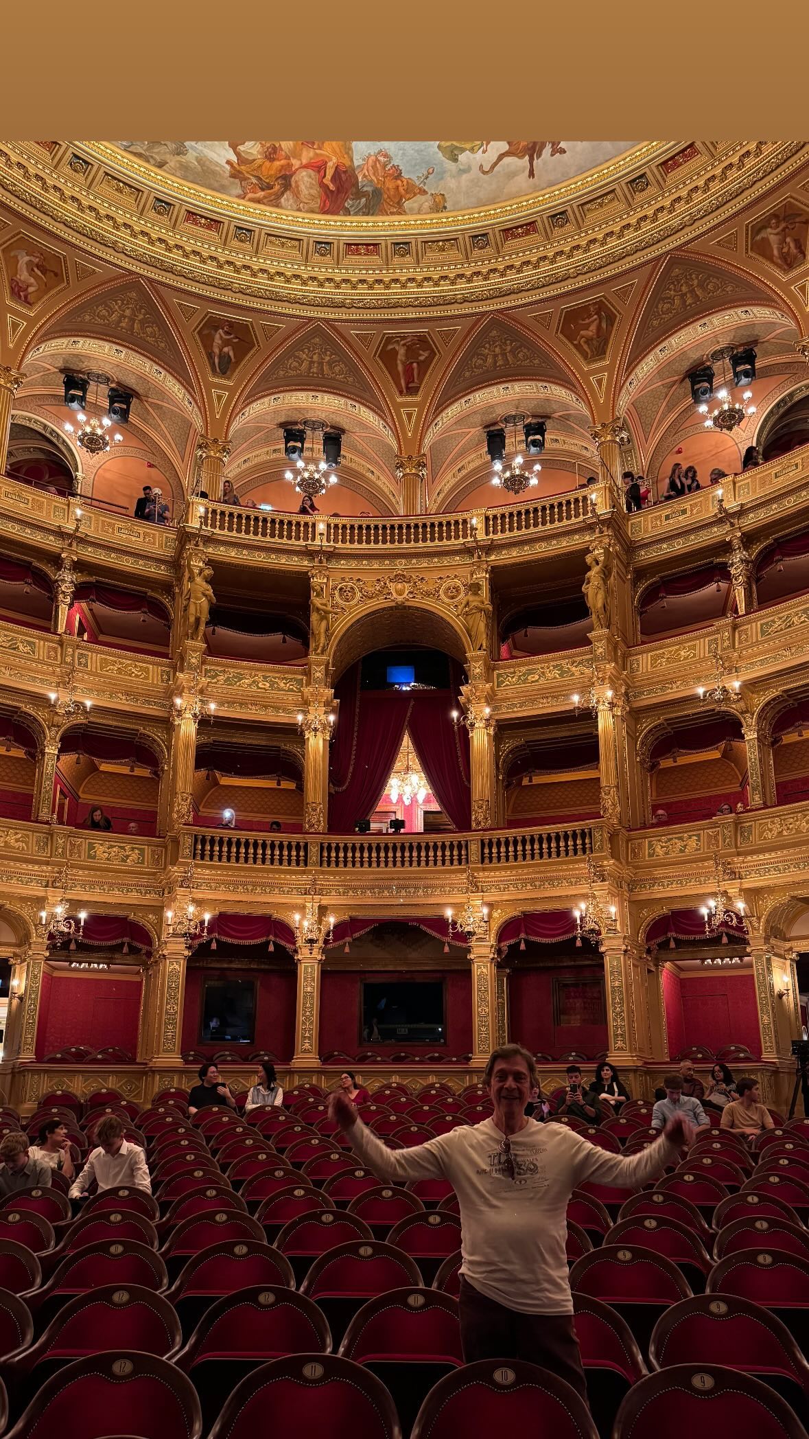 Fabio Porchat visita teatro em Budapeste, na Hungria Reprodução/Instagram