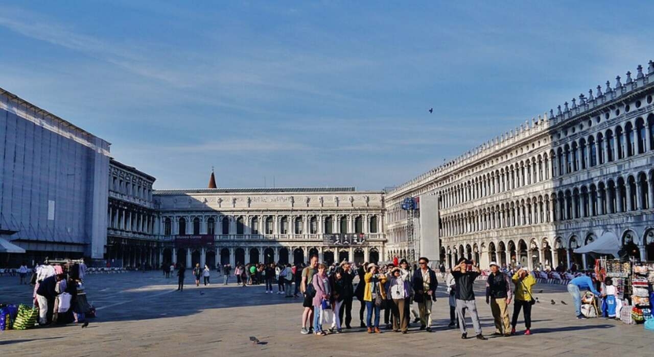 Praça de São Marcos (Piazza San Marco) (século IX): O coração de Veneza, cercado por importantes monumentos, incluindo a Basílica de São Marcos e o Campanário. Sempre foi o centro religioso e político da cidade Reprodução: Flipar