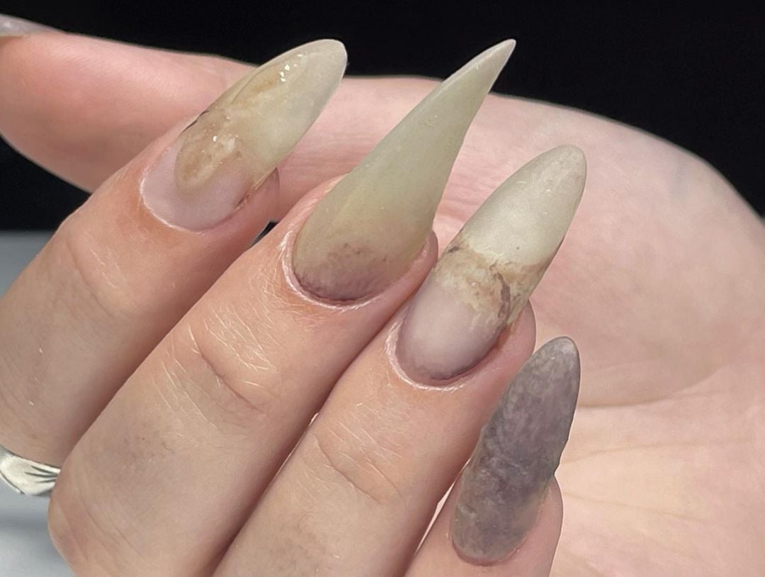 Rotten Nails: Conheça moda que imita unhas "podres" e "nojentas"	 Reprodução/Instagram/raw.nailsss