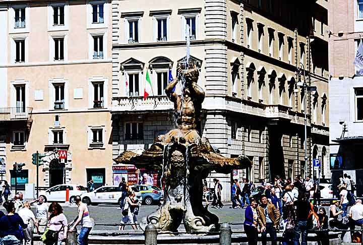 FONTE DE TRITONE - Roma - Localizada na Piazza Barberini, esta fonte barroca foi criada por Gian Lorenzo Bernini em 1643. É famosa por sua escultura de Netuno montando um tritão, cercada por detalhes elaborados Reprodução: Flipar