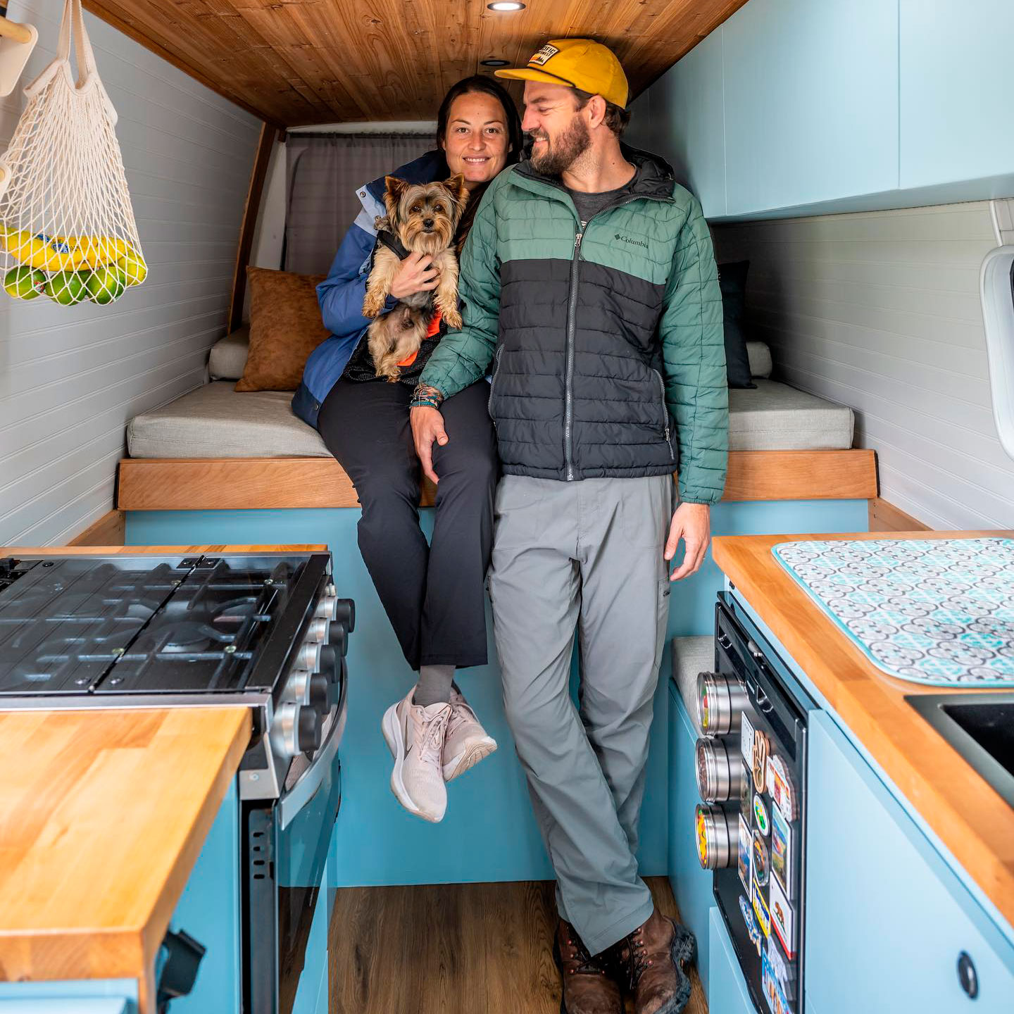 Diego e Roana viajam de motorhome têm um cachorrinho, o Zed, que viaja para todos os lugares. Foto: Reprodução/Instagram 21.04.2023