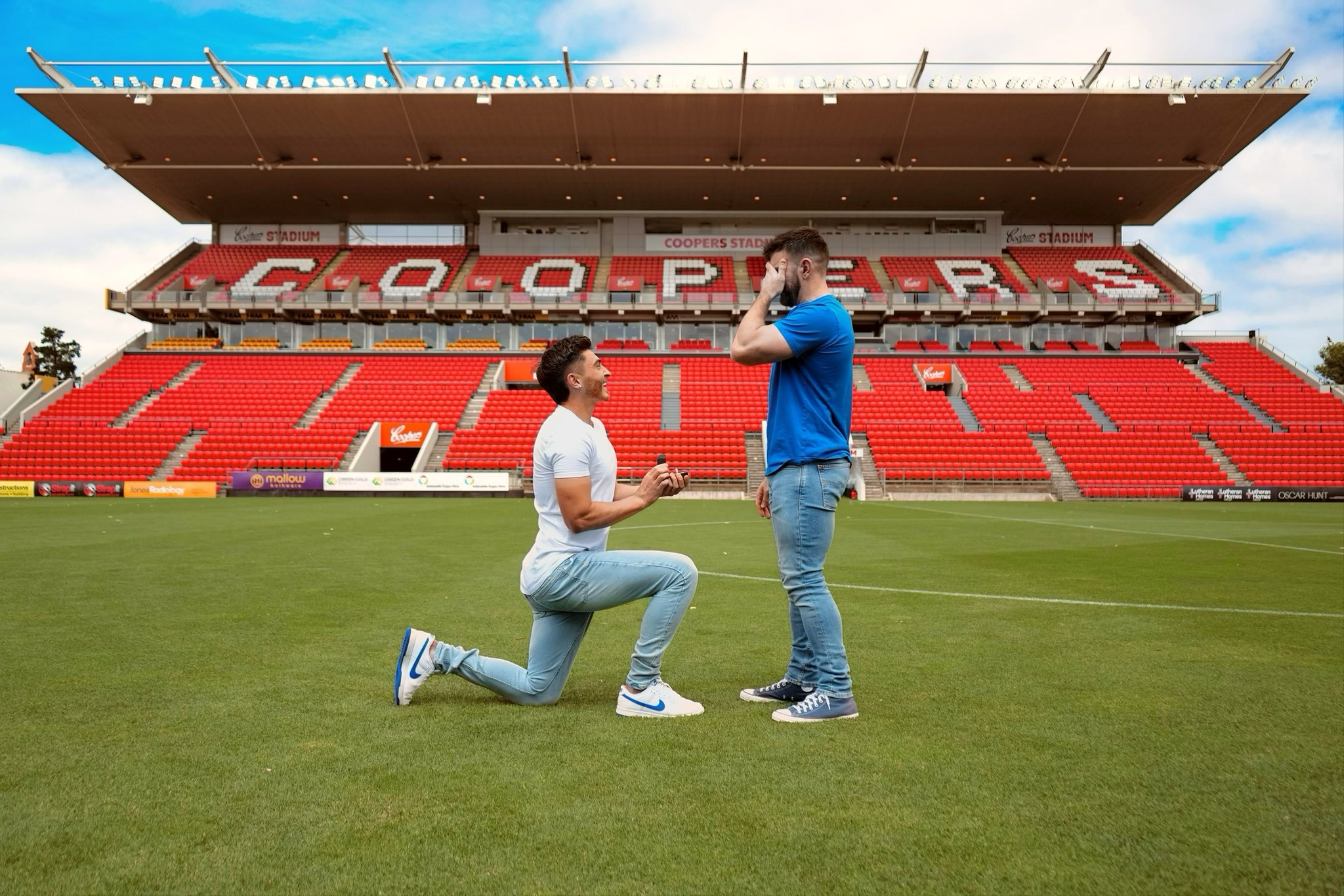 Josh Cavallo pede namorado em casamento em estádio do clube Adelaide, na Austrália Reprodução/Instagram