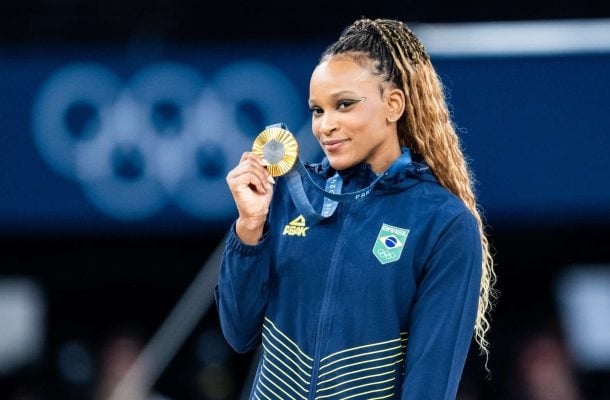 1º - Rebeca Andrade - Com muito carisma e talento, aos 25 anos, a ginasta tornou-se a brasileira com mais medalhas olímpicas na história da competição. Em duas participações nos Jogos, a paulista soma dois ouros, três pratas e um bronze.  Reprodução: Flipar