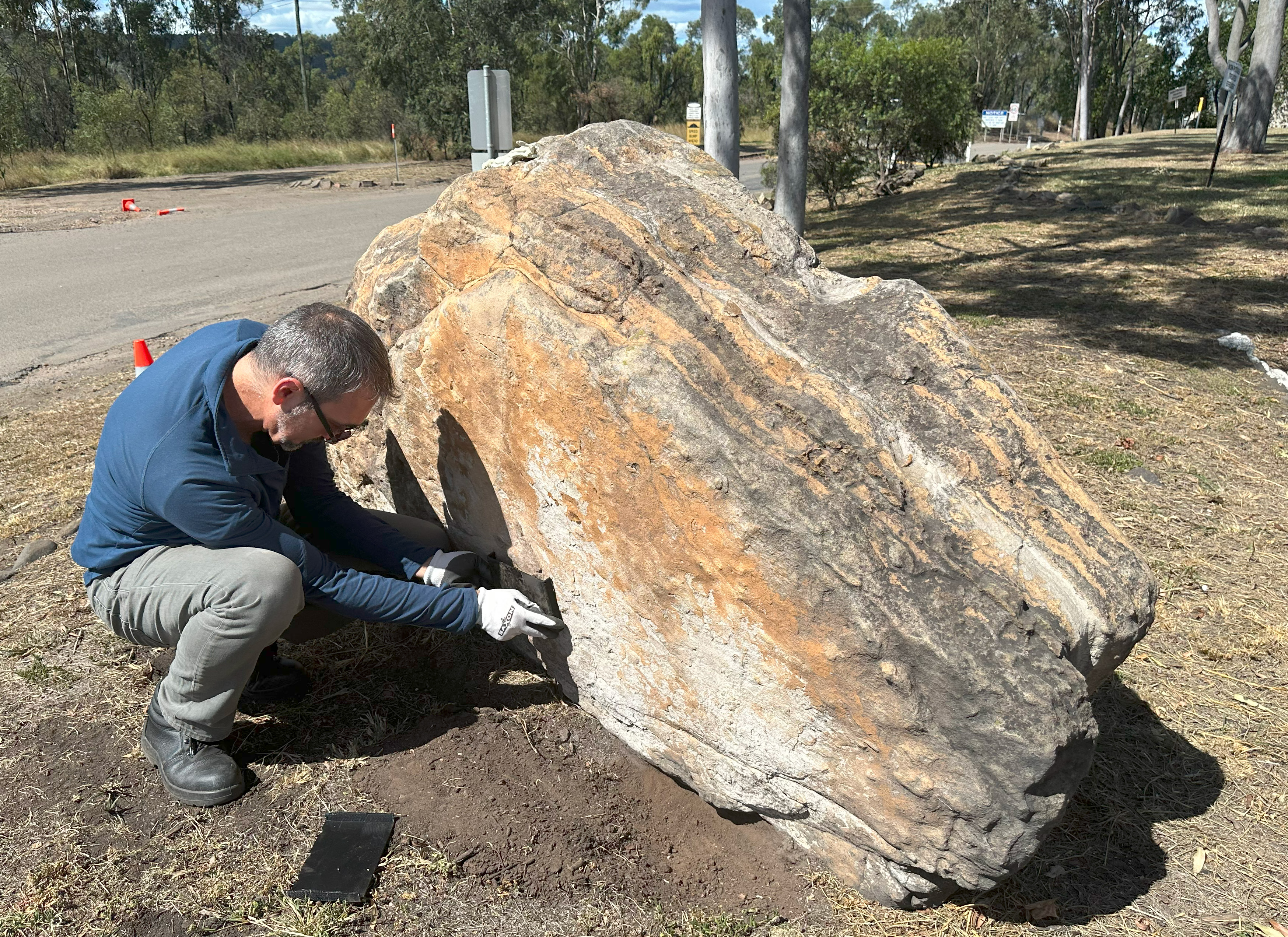 Uma placa de rocha de 200 milhões de anos que está em exposição há 20 anos em uma escola em Queensland, na Austrália, contém 66 pegadas de 47 dinossauros individuais. Foto: Universidade de Queensland