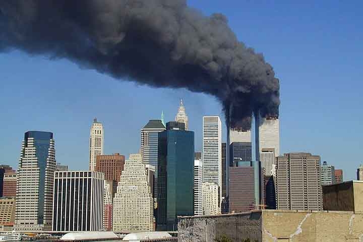 No dia 11 de setembro de 2001, ocorreu em Manhattan um fato que abalou o mundo no primeiro ano do novo milênio. Os atentados terroristas do grupo fundamentalista islâmico Al-Qaeda. 
 Reprodução: Flipar