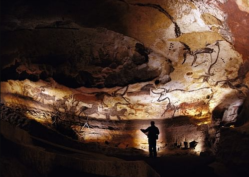 A Caverna de Lascaux foi descoberta na década de 1940. O local abriga as pinturas rupestres pré-históricas mais importantes do mundo. A presença humana no passado causou degradação e fez com que as autoridades francesas fechassem a caverna ao público em 1963. Apenas cientistas e investigadores têm acesso ao local para preservar as pinturas. Reprodução/redes sociais