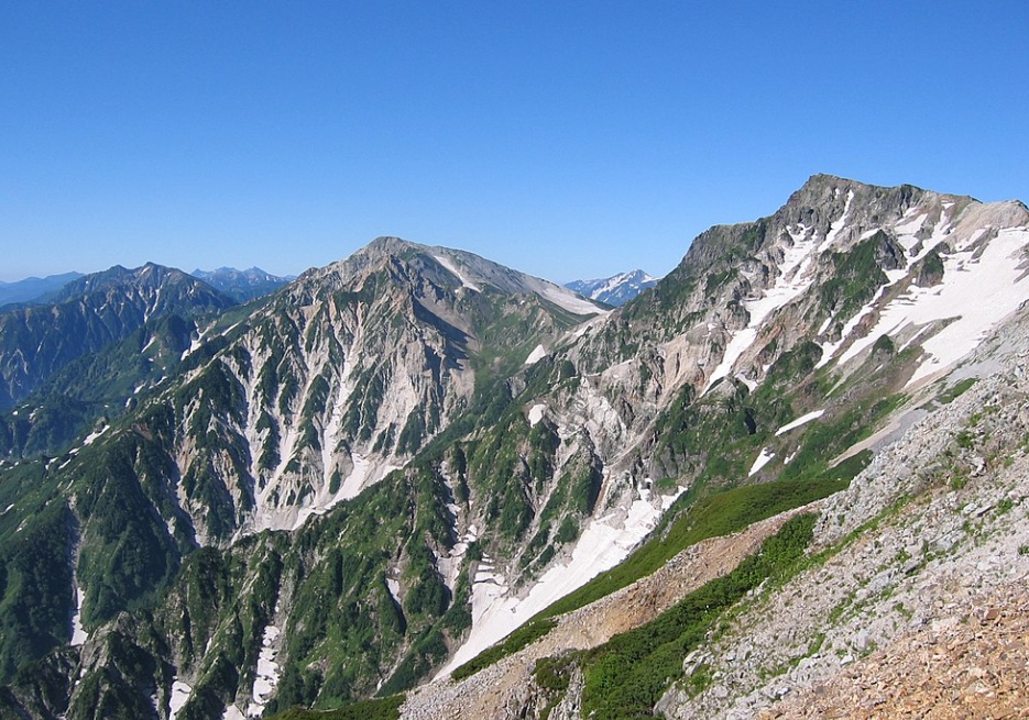 A maior parte das ilhas é montanhosa, com muitos vulcões, como, por exemplo, os Alpes japoneses  (foto) e o Monte Fuji. Reprodução: Flipar